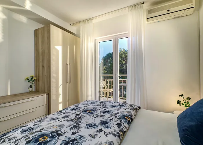 Eden Sea View Rooms 3*